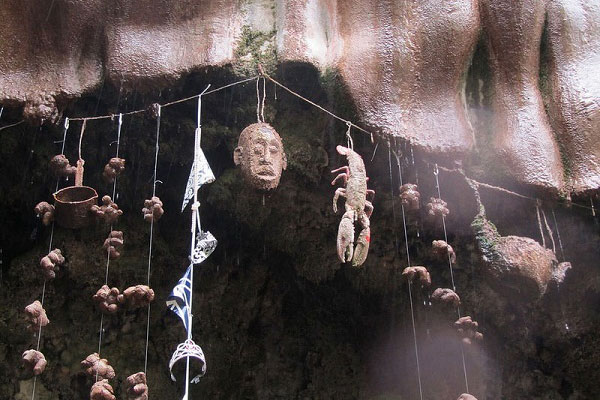 Bí ẩn giếng nước 'quỷ ám' khiến mọi vật rơi vào đều hóa đá