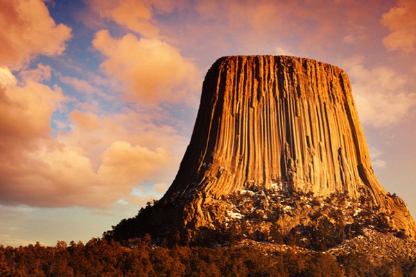 Điều kỳ lạ và bí mật thú vị của 'Tháp Quỷ' nổi tiếng của Mỹ