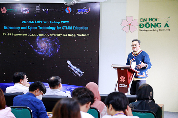Ông Wichan Insiri (Viện Nghiên cứu Thiên văn Quốc gia Thái Lan) phát biểu tại hội thảo