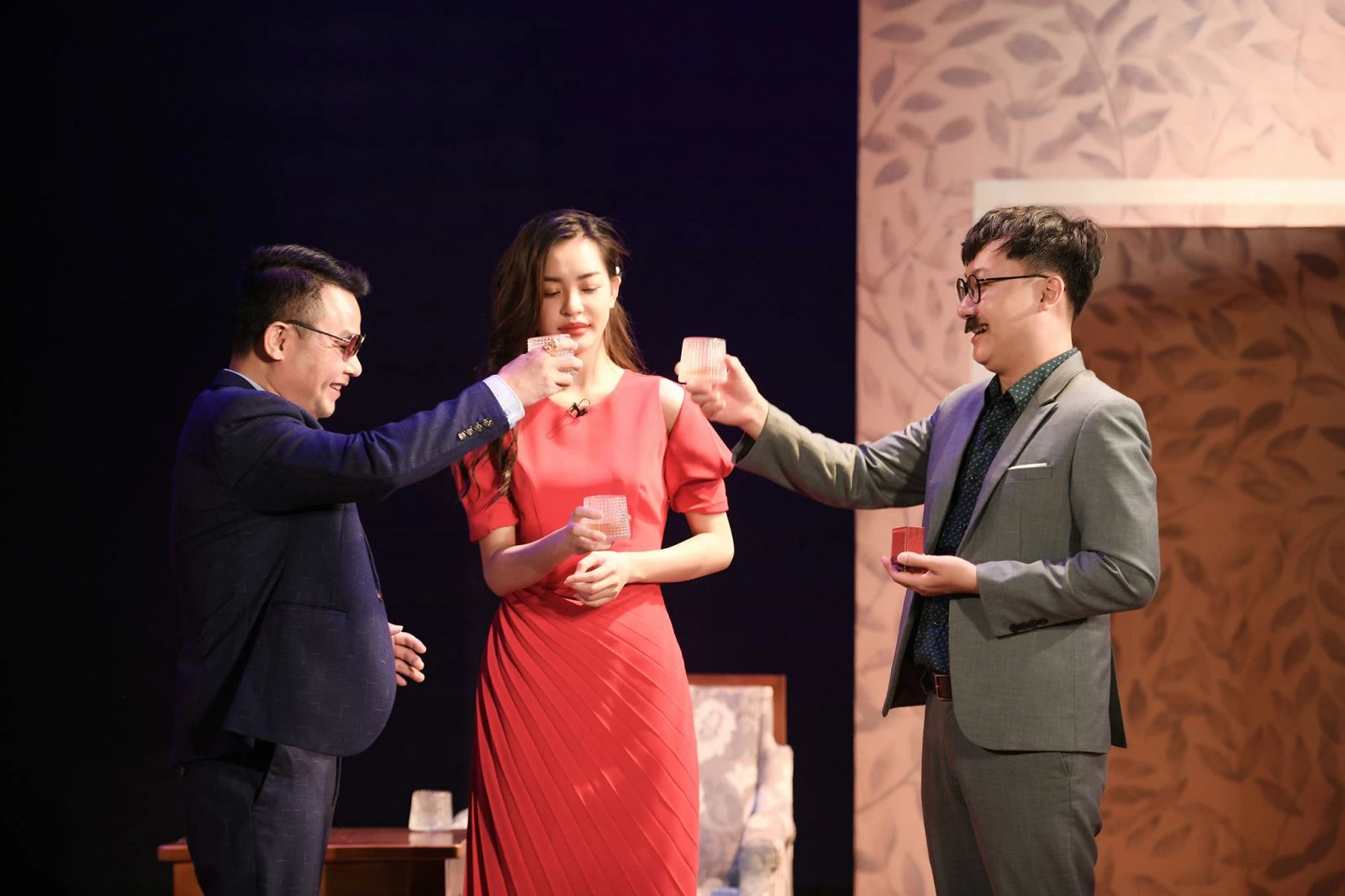 Diễn viên trẻ Châu Uyên (ở giữa) thủ vai nữ chính