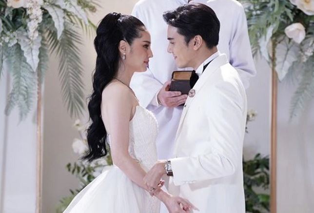 Ngày tôi cưới, cô hàng xóm lúng túng khi nghe tên mình trong danh sách trao vàng