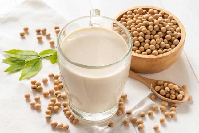 Sữa đậu nành ngon – bổ – rẻ nhưng uống sai dễ rước bệnh vào người: 5 nhóm người nên tránh xa