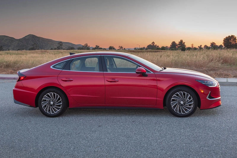 1. Hyundai Sonata Hybrid (giá khởi điểm: 27.350 USD).