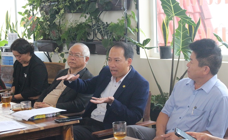 Ông Sử Thanh Hoài - Chủ tịch UBND huyện Lạc Dương, chỉ đạo tháo gỡ nhiều vướng mắc cho doanh nghiệp ngay tại chương trình Cà phê doanh nhân.