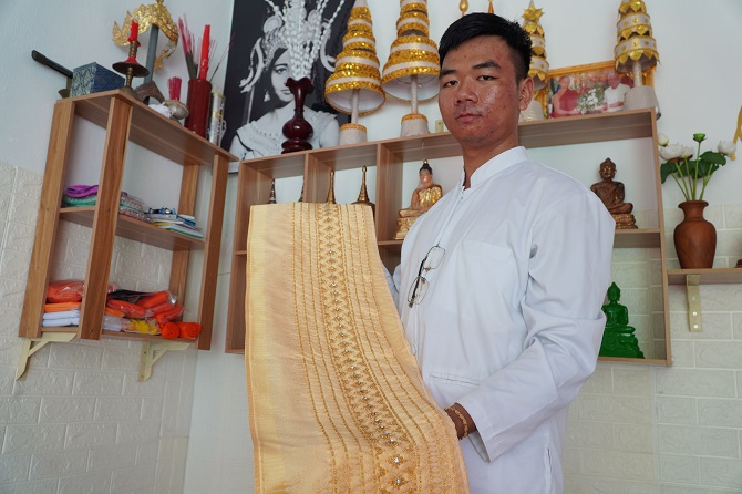 Thanh niên Khmer khởi nghiệp từ đam mê thiết kế trang phục truyền thống

