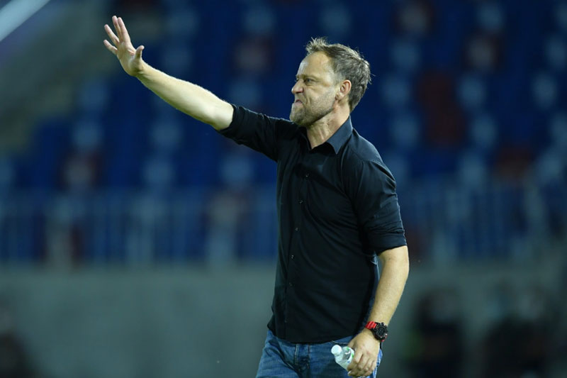 HLV Thái Lan gửi tâm thư tới CĐV sau khi bị đòi sa thải sau trận thua Malaysia