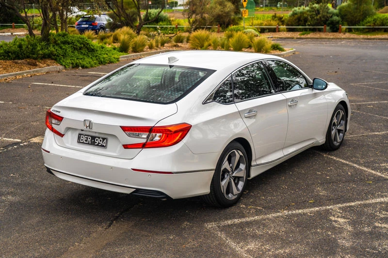 2. Honda Accord (giá khởi điểm: 26.120 USD).