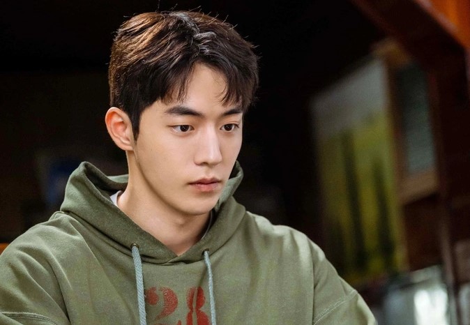 Trời nắng to nhưng đôi giày của chồng bị ướt, tôi hỏi thì anh đáp 1 câu hé lộ bí mật ngoại tình khủng khiếp