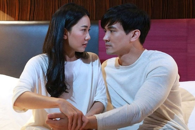 Vợ chồng đang cãi nhau, gã hàng xóm trẻ đột nhiên sang gõ cửa