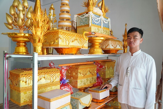 Lễ vật cúng và hộp đựng y truyền thống của dân tộc Khmer được anh Thạch Yêu làm rất cầu kỳ, công phu. 