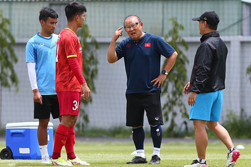 Thầy Park 'đanh mặt' uốn nắn sao trẻ trong buổi tập cùng ĐT Việt Nam