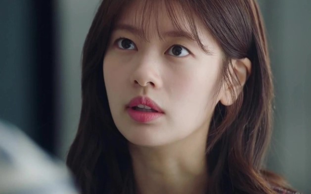 Dùng dao cạo bị chảy máu khi tắm buổi sáng, tôi hoảng hồn nhìn lại đồ vật thì phát hiện trò ngoại tình đáng sợ của chồng