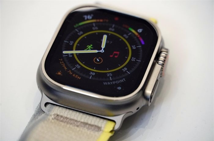  Apple Watch Ultra là thiết bị được chú ý nhất trong bộ ba smartwatch mới được Apple ra mắt, sở hữu thiết kế và nhiều tính năng dành cho người tập thể thao chuyên nghiệp. Thiết bị có kích thước 49 mm, độ sáng màn hình lên đến 2.000 nit để quan sát trong nhiều điều kiện tập luyện khác nhau. Ảnh: Macworld. 