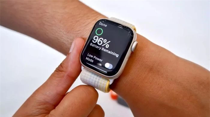  Apple Watch Series 8 có thời lượng pin 18 tiếng cho chế độ sử dụng thông thường. Táo khuyết bổ sung chế độ tiết kiệm pin để kéo dài thời lượng lên tối đa 36 tiếng. Khi bật chế độ này, đồng hồ vẫn theo dõi các hoạt động và nhận diện tai nạn xe, nhưng sẽ tắt màn hình always-on (chế độ màn hình luôn bật) và nhận diện tập luyện thể thao. Chế độ tiết kiệm pin hỗ trợ Apple Watch Series 4 trở lên. Ảnh: Tom's Guide. 