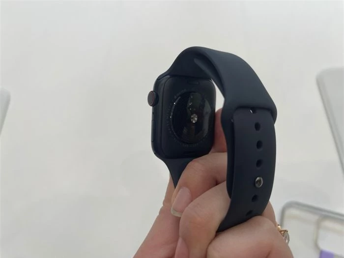  Mẫu đồng hồ giá rẻ Apple Watch SE cũng được nâng cấp với chip S8, hiệu năng nhanh hơn 20% so với bản tiền nhiệm. Thiết bị hỗ trợ kháng nước 50 m, tích hợp một số mặt đồng hồ mới, vỏ phía sau trùng màu với thân đồng hồ, cũng có chế độ nhận diện va chạm giao thông. Ảnh: The Verge. 