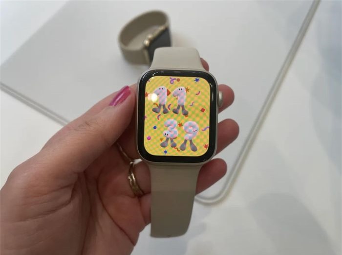  Apple Watch SE 2022 cũng có nhiều màu tương tự bản tiền nhiệm. Thiết bị có giá từ 249 USD cho bản GPS, 299 USD cho bản 4G, thay thế thế hệ Apple Watch Series 3 đã lỗi thời. Ảnh: CNET. 
