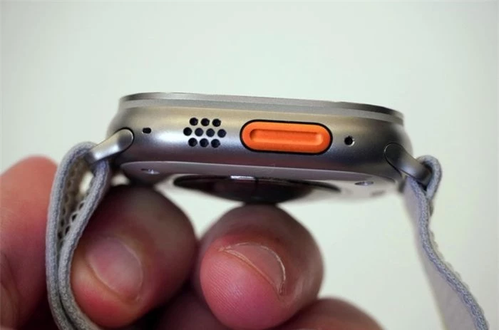  Thân đồng hồ có chất liệu titan. Viền xung quanh màn hình được nhô cao và phẳng, phủ sapphire để tăng độ bền. Cạnh trái của Apple Watch Ultra có thêm nút bấm màu cam mang tên Action, có thể gán cho một số chức năng. Ảnh: Macworld. 