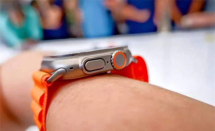  Nút bấm cạnh phải và Digital Crown trên Apple Watch Ultra được thiết kế để sử dụng tốt hơn với găng tay. Thiết bị tập trung vào các môn thể thao dưới nước với chứng nhận EN 13319 dành cho thợ lặn tới độ sâu 40 m, khả năng kháng nước 100 m. Đồng hồ sẽ tự kích hoạt chế độ đo đạc khi phát hiện người dùng xuống nước. Thông số sẽ đồng bộ với iPhone thông qua ứng dụng Oceanic Plus. Ảnh: Tom's Guide. 
