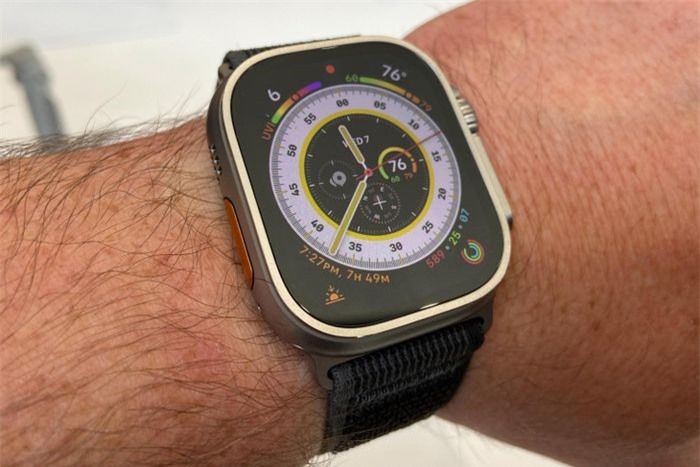  Apple Watch Ultra có thời lượng pin 36-70 tiếng tùy chế độ sử dụng. Thiết bị bổ sung nhiều mặt đồng hồ đặc biệt để theo dõi thông số tập luyện. Khả năng đàm thoại trên đồng hồ cũng được cải tiến nhờ 3 micro, trong khi GPS 2 băng tần (L1 và L5) giúp theo dõi vị trí và đo đạc thông số chính xác hơn. Ảnh: Engadget. 