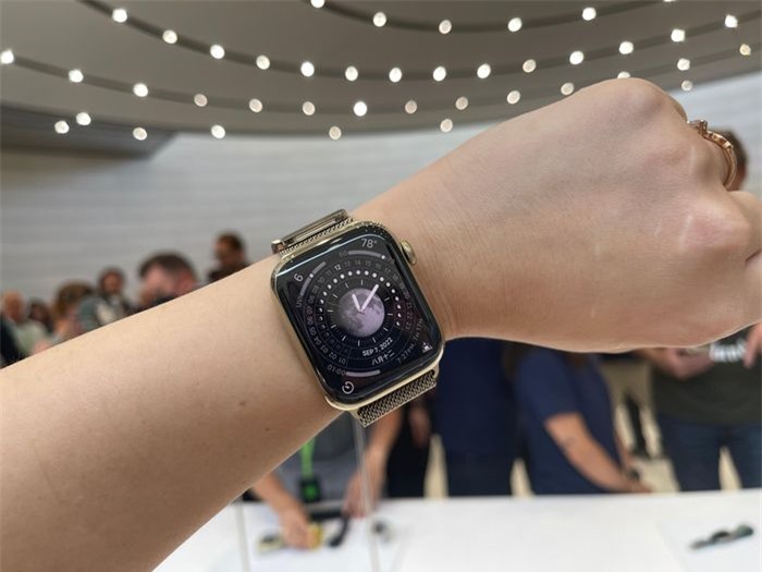  Apple Watch Series 8 có ngoại hình tương tự thế hệ trước, tuy nhiên kích thước màn hình thực tế lớn hơn. Đồng hồ trang bị chip xử lý S8, bổ sung nhiều tính năng sức khỏe như cảm biến thân nhiệt, hỗ trợ theo dõi chu kỳ kinh nguyệt của phụ nữ. Ảnh: The Verge. 