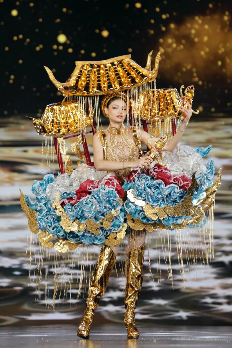 Thí sinh trình diễn trang phục của NTK Văn Thành Công Thí sinh trình diễn trang phục của NTK Văn Thành Công