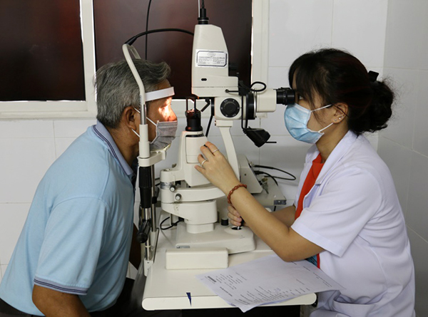 Bệnh viện Mắt Đà Nẵng tiến hành chụp ảnh màu đáy mắt cho người dân đến khám tầm soát bệnh võng mạc đái tháo đường