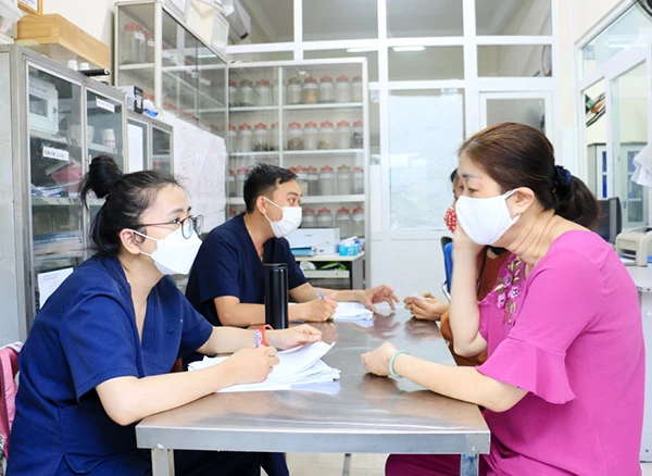 Các y, bác sĩ của CDC Đà Nẵng tư vấn cho người dân sau khi có kết quả khám tầm soát bệnh đái tháo đường  