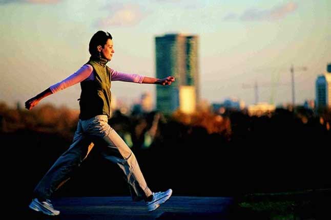 Sự khác biệt giữa chạy bộ buổi sáng và đi bộ buổi tối: Vận động thời điểm nào tốt hơn?