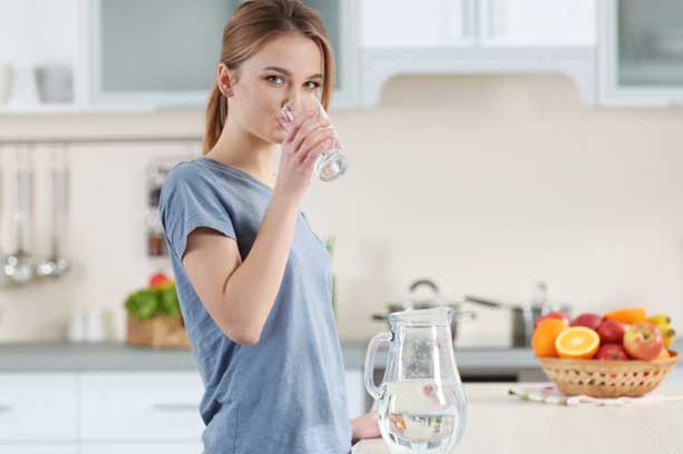 Ai cũng biết không nên uống nước trong bữa ăn nhưng 1 loại nước nên dùng khi ăn đã được chuyên gia tiết lộ