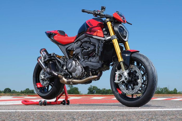 Cận cảnh Ducati Monster SP nặng chưa đến 190 kg, mạnh 111 mã lực, giá 15.595 USD