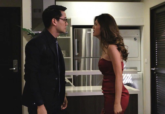 V&#xF4; t&#xEC;nh g&#x1EB7;p l&#x1EA1;i v&#x1EE3; c&#x169; trong si&#xEA;u th&#x1ECB;, t&#xF4;i b&#xE0;ng ho&#xE0;ng v&#xEC; ngo&#x1EA1;i h&#xEC;nh qu&#xE1; kh&#xE1;c x&#x1B0;a c&#x1EE7;a c&#xF4; &#x1EA5;y nh&#x1B0;ng c&#xE0;ng s&#x1ED1;c h&#x1A1;n khi th&#x1EA5;y &#x111;&#x1EE9;a b&#xE9; &#x111;i b&#xEA;n c&#x1EA1;nh