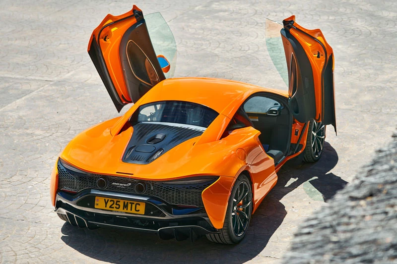 9. McLaren Artura (giá khởi điểm: 230.000 USD).