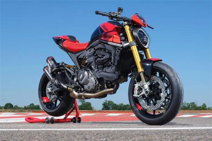  Ducati vừa giới thiệu mẫu xe mới Monster SP. Đây là phiên bản cao cấp nhất của dòng Monster. Tại châu Âu, Monster SP còn có phiên bản hạn chế công suất 35 kW dành cho những người lái dùng bằng A2. 