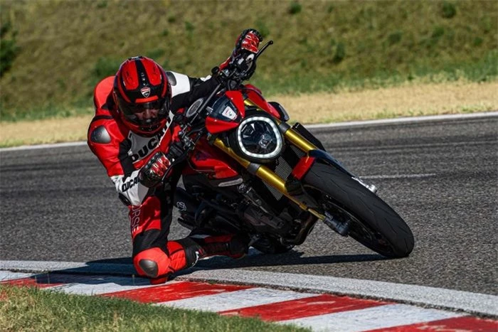  Ducati Monster SP có giá bán 15.595 USD. Tại Việt Nam, thế hệ mới của dòng Monster đã được bán chính hãng, xe có giá bán 439 triệu đồng. 