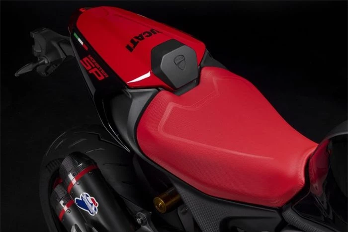  Hướng đến người lái nên Ducati Monster SP không có yên sau. Vị trí người lái có chiều cao tiêu chuẩn 840 mm, có thể giảm xuống mức 810 mm hoặc tăng lên 850 mm với bộ phụ kiện bổ sung. 