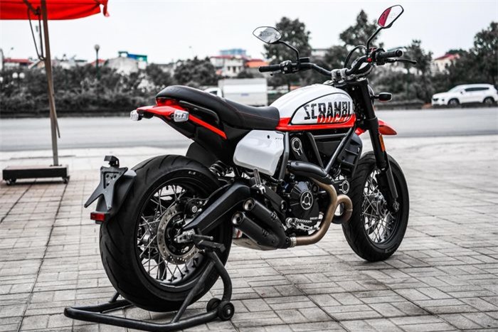  Ducati Scrambler Urban Motard có giá bán 410 triệu đồng. Tại Việt Nam, đối thủ của mẫu xe này là Triumph Scrambler 900 (405 triệu đồng), Kawasaki Z900RS (415 triệu đồng). Trong tương lai nhiều khả năng phân khúc này sẽ có thêm Yamaha XSR 900, mẫu xe này từng được bán chính hãng cách đây hơn một năm. 