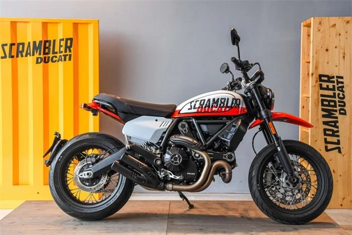  Scrambler Urban Motard mang thiết kế gần giống với bản Desert Sled, tuy nhiên những thay đổi của Urban Motard giúp chiếc xe phù hợp hơn với môi trường đô thị thay vì thiên hướng off-road. 