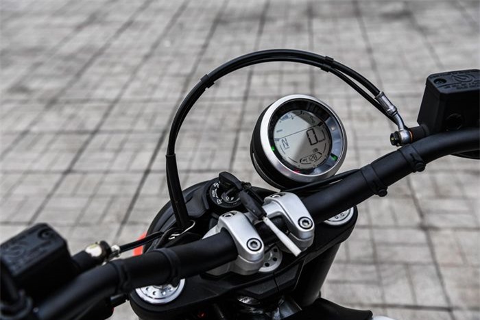  Tất cả dòng xe Ducati Scrambler đều có chung thiết kế đồng hồ tròn đặt lệch. 