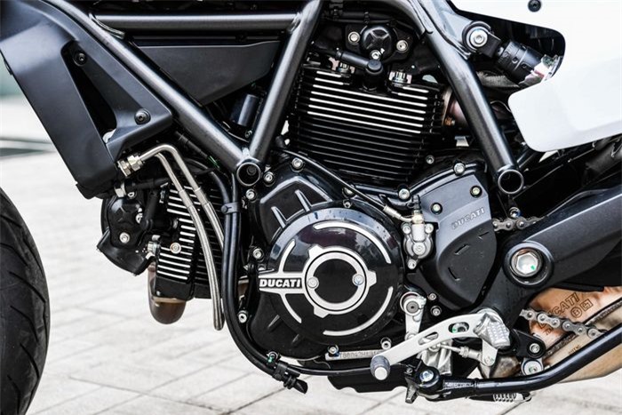  Tương tự những chiếc Ducati Scrambler dưới 1.000 cc khác, Scrambler Urban Motard được trang bị động cơ L-Twin dung tích 803 cc. Khối động cơ này sản sinh công suất 73 mã lực tại 8.250 vòng/phút, mô-men xoắn cực đại 66,2 Nm tại 5.750 vòng/phút. 