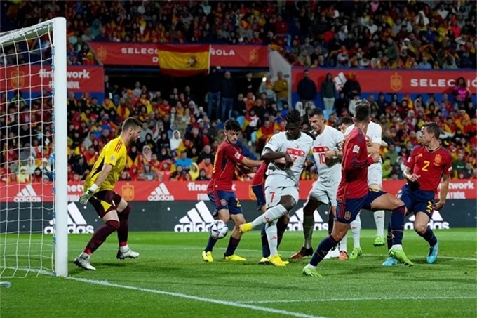 Tây Ban Nha thua 2 bàn đều từ những tình huống cố định