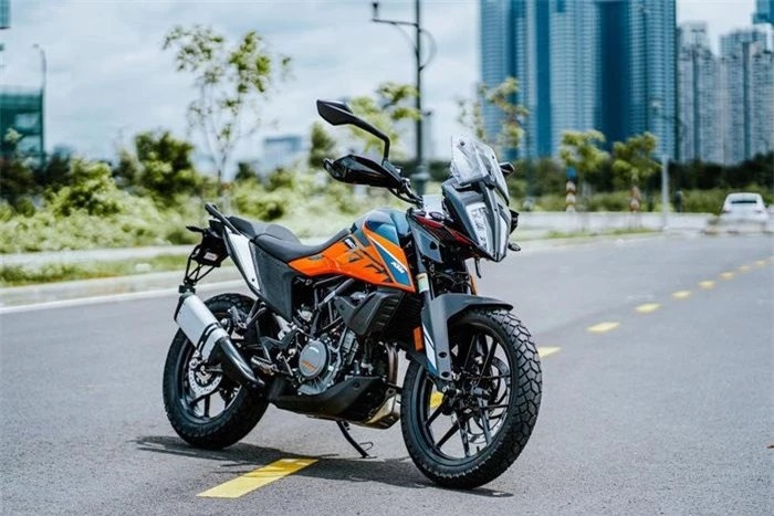  KTM 390 Adventure đời 2022 vừa được ra mắt tại thị trường Việt Nam. Xe có một số nâng cấp so với bản 390 Adventure đã được giới thiệu vào năm 2020. KTM 390 Adventure 2022 có giá 236 triệu đồng, cao hơn bản 2020 61 triệu đồng. 