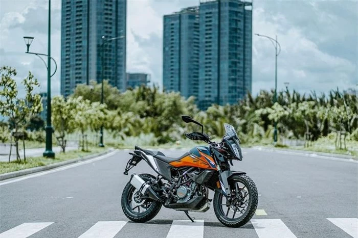  Với giá bán mới ở mức 236 triệu đồng, KTM 390 Adventure 2022 trở thành mẫu môtô việt dã dưới 500 cc có giá đắt nhất, nếu so với các đối thủ như Kawasaki Versys-X 300 (145,4-163,1 triệu đồng) hay Honda CB500X (188,79 triệu đồng). 