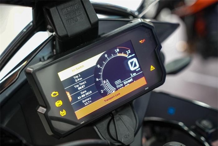  Xe được trang bị màn hình tốc độ TFT 5 inch hiển thị các thông tin về tốc độ, quãng đường di chuyển, các hệ thống trên xe... Phía trên có sẵn vị trí lắp hệ thống dẫn đường GPS, phía dưới có một cổng sạc USB 12V. 