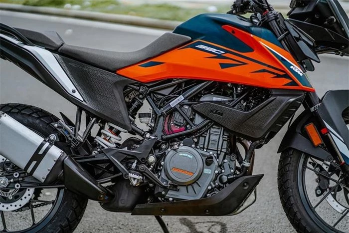  KTM 390 Adventure có những nâng cấp nhằm cải thiện cảm giác lái. Chiều cao yên xe được hạ xuống mức 830 mm, phù hợp với thể trạng người dùng Việt hơn. Trong khi ở đời 2020, chiều cao yên xe là 855 mm. Khối lượng xe vẫn ở mức 158 kg, thuộc hàng nhẹ nhất trong nhóm môtô adventure dưới 500 cc. 