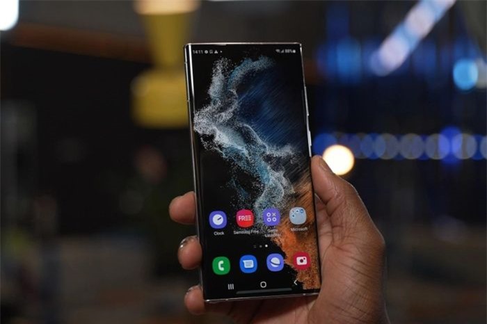  Flagship Android đã có tần số quét màn hình động trong vài năm qua, đặc biệt khi có nhiều nhà sản xuất sử dụng màn hình 120 Hz. Tuy nhiên, tần số quét cao đi kèm với việc giảm tuổi thọ pin. Do đó, các OEM Android dùng tần số quét động để cắt giảm năng lượng tiêu thụ. OnePlus 9 Pro là một trong những flagship Android tiên phong đưa tần số quét xuống 1 Hz để tiết kiệm pin. Một số smartphone mới nhất của Samsung, bao gồm cả Galaxy S22 Ultra, cũng cung cấp tính năng này. Apple giới thiệu màn hình tần số quét động ProMotion trên iPhone 13 Pro và Pro Max, nhưng bị giới hạn ở mức tối thiểu 24 Hz. Năm nay, iPhone 14 Pro có thể giảm xuống mức 1 Hz để có màn hình luôn bật. Ảnh: Sam Mobile. 