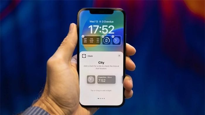  Widget trên màn hình khóa là một tính năng của iOS 16, sẽ có trên iPhone 14 series và các phiên bản cũ hơn. Tuy nhiên, về mặt kỹ thuật, Android đã cung cấp các widget màn hình Khóa từ rất lâu, những gì Apple đang làm là hoàn thiện tính năng này. Quay lại thời kỳ Android Jelly Bean ra đời vào năm 2012, người dùng có thể chọn từ một số tiện ích được định cấu hình trước để thiết lập trên màn hình khóa, nhưng chúng bị hạn chế về chức năng. Cuối cùng, Google loại bỏ hoàn toàn. 