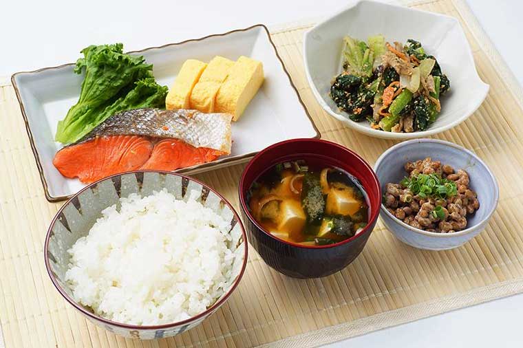 Người Nhật khỏe mạnh sống lâu vì họ không mắc phải 3 sai lầm trong bữa tối, trong khi nhiều người Việt thì có