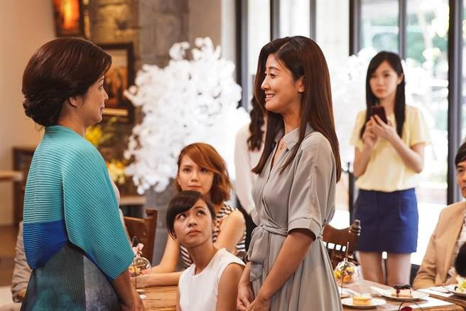 Tức giận vì mẹ chồng mời tình cũ của con trai tới nhà ăn cơm, nàng dâu định bỏ về ngoại nhưng lúc sau cô lại "tâm phục" cách xử lý của bà