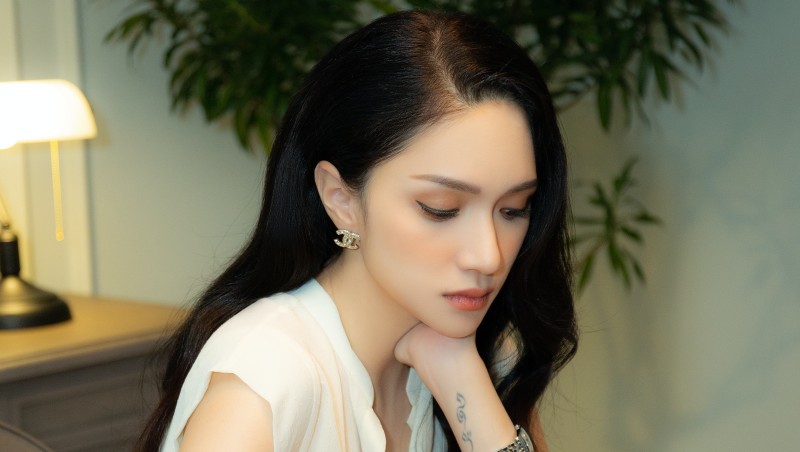 Hương Giang bật khóc nức nở trong MV mới "Em Buông"