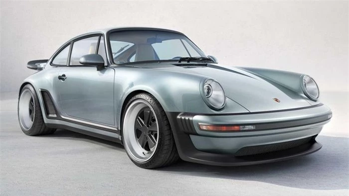  Hệ thống tăng áp trên Porsche 930 Turbo có độ trễ nhất định, sau đó đột ngột hoạt động, điều này khiến những tay lái thiếu kinh nghiệm dễ gặp nguy hiểm khi không kiểm soát được chiếc xe và mất lái. Đó cũng là lý do mà vào những năm 1980, Porsche 930 Turbo còn được gán cho biệt danh 